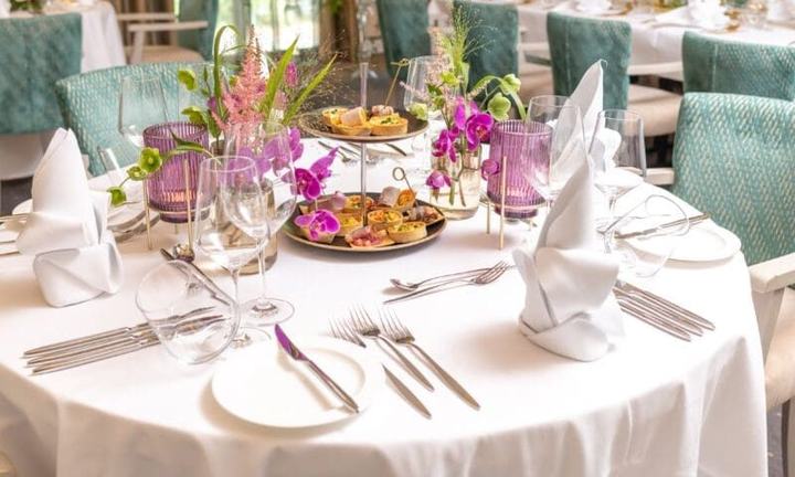 Festlich gedeckte Hochzeitstafel mit Orchideen
