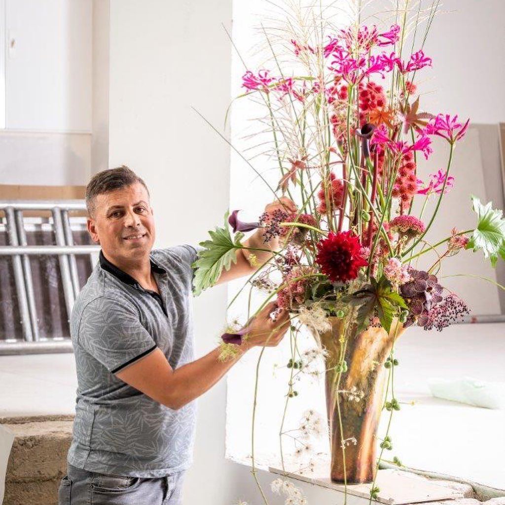 Mehmet Yilmaz arbeitet an einem floralen Gesteck