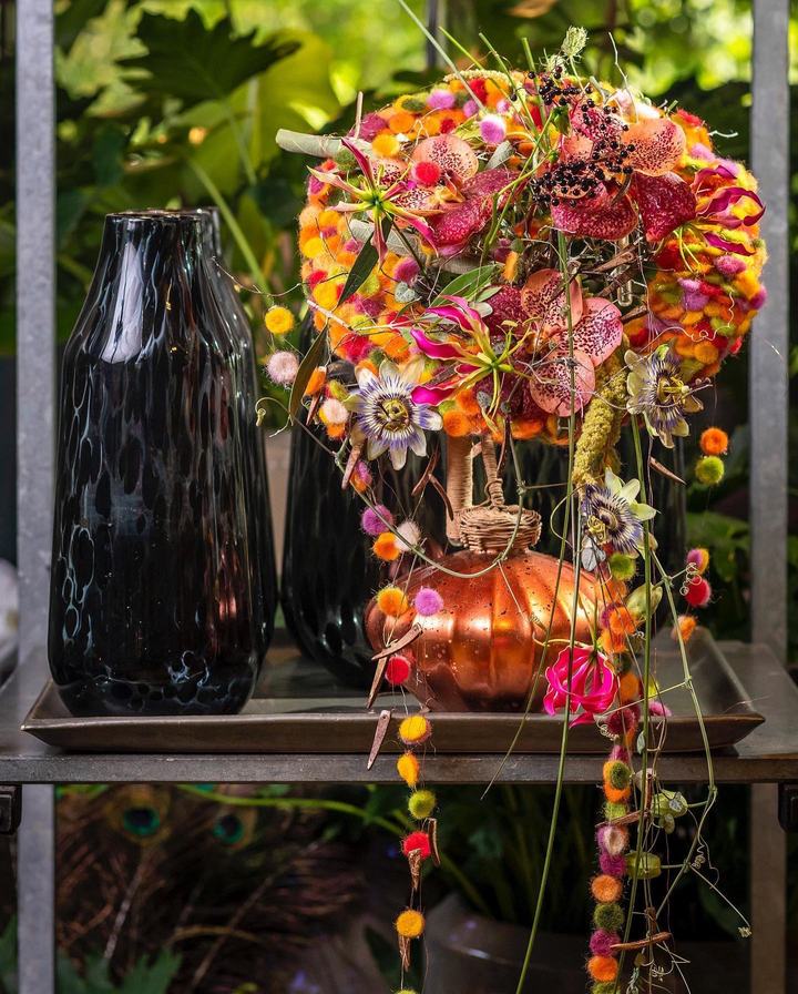 Herbstliches Gesteck auf Kupfergefäß